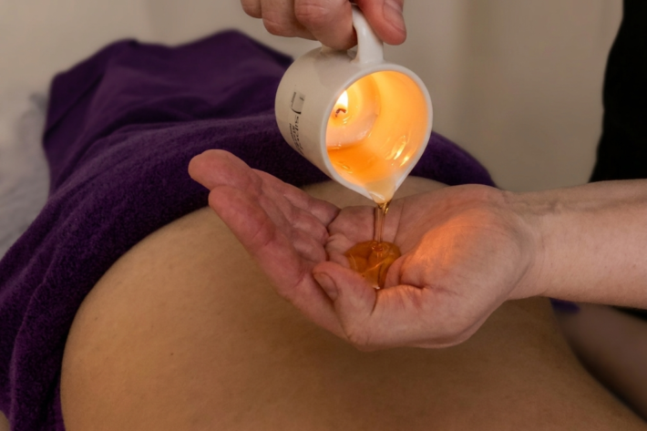 Antistresa Masāža ar Degošu Masāžas Sveci